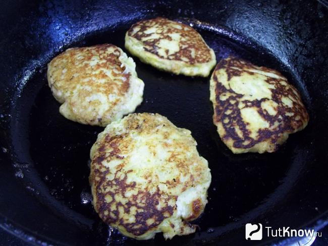 Готовые кабачковые оладьи с творогом и мукой