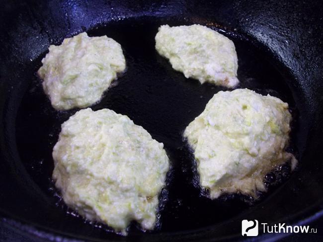 Кабачковые оладьи с творогом и мукой жарятся на сковороде