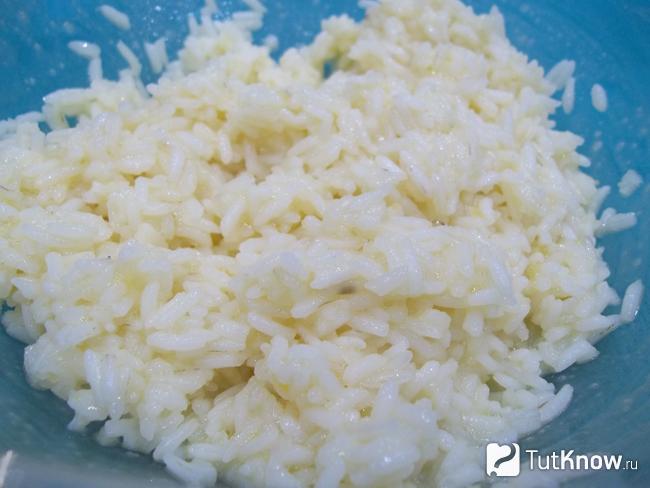 Рис перемешан с медом и куриным желтком