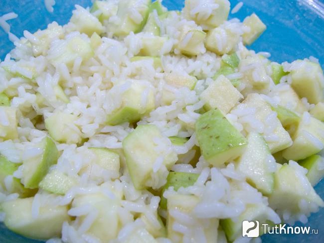 К рису добавлены яблоки нарезанные кубиками