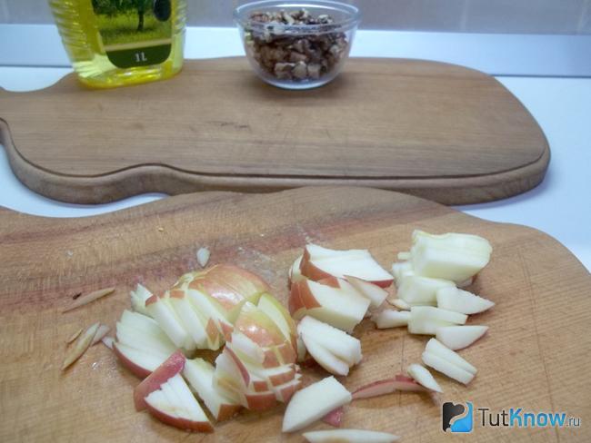 Яблоки нарезаны соломкой