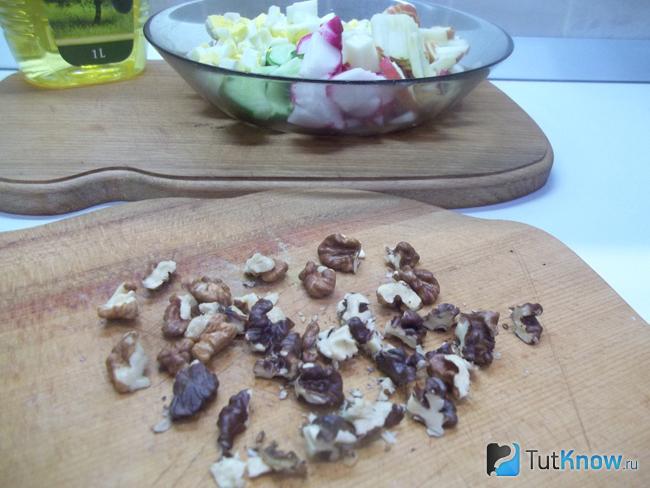 Грецкие орехи обжарены и подроблены мелкими кусочками