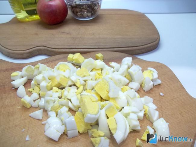 Яйца отварены и нарезаны кубиками