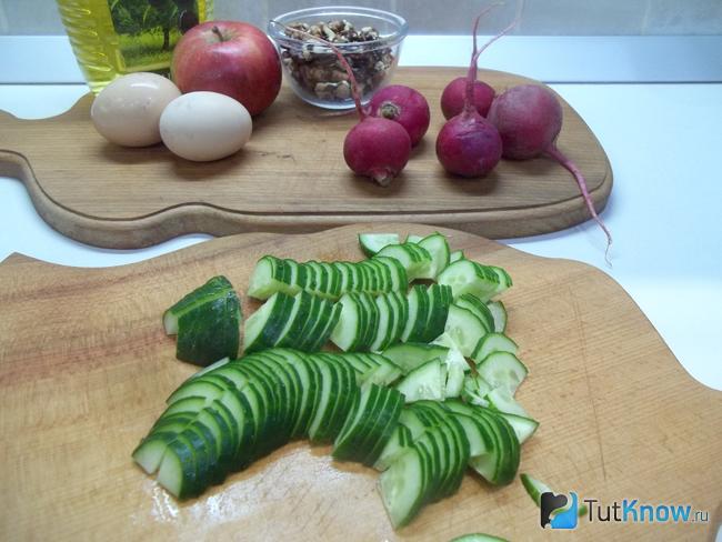 Огурцы нарезаны полукольцами