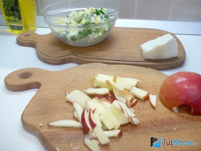 Яблоки нарезаны соломкой