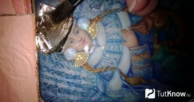 Приклеивание золотой потали к снегурочке