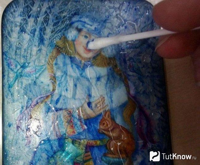 Излишки оттираются от рисунка ватной палочкой