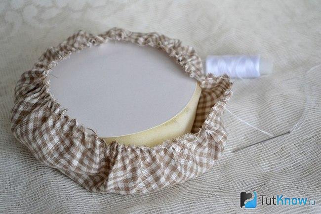 Заготовка из пенопласта и картонный круг обвёрнуты тканью