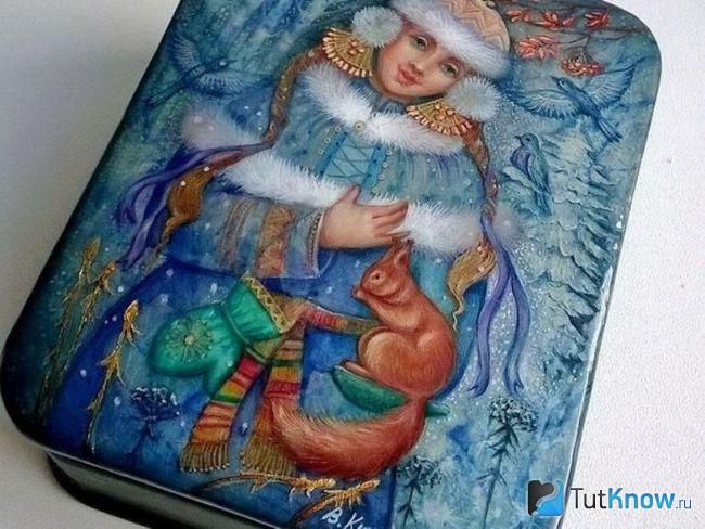 Шкатулка украшена рисунком