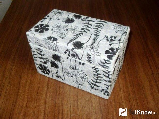Шкатулка из яичной скорлупы украшена рисунками