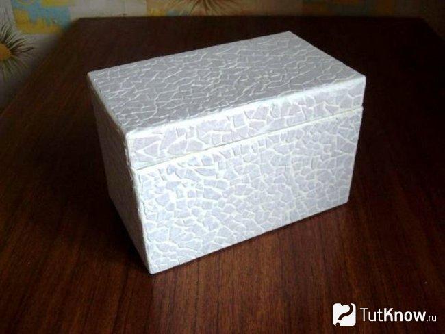 Шкатулка из яичной скорлупы покрыта белой акриловой краской