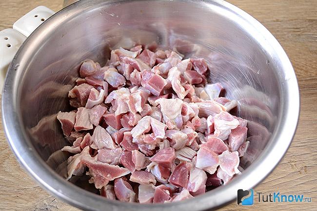 Нарезанные куриные желудочки в миске