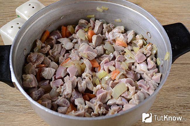 Резаная морковка добавлена к луку и куриным желудочкам