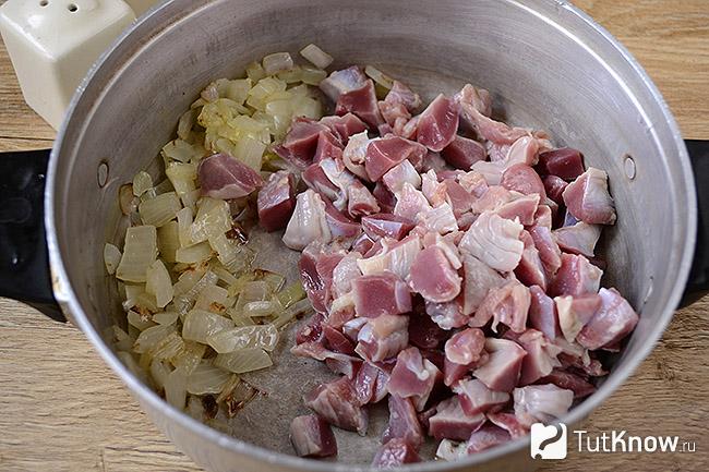 Куриные желудочки добавлены к жареному луку