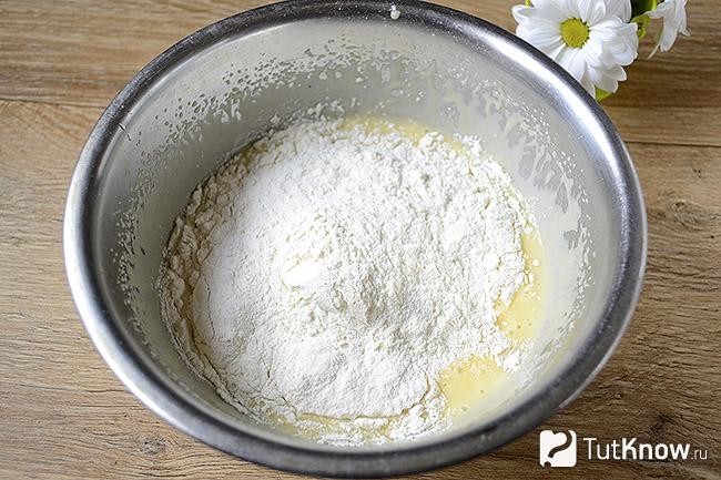 Мука добавлена в миску с яйцом и растительным маслом