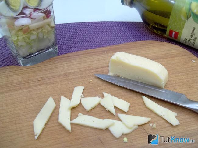 Сыр нарезан слайсами
