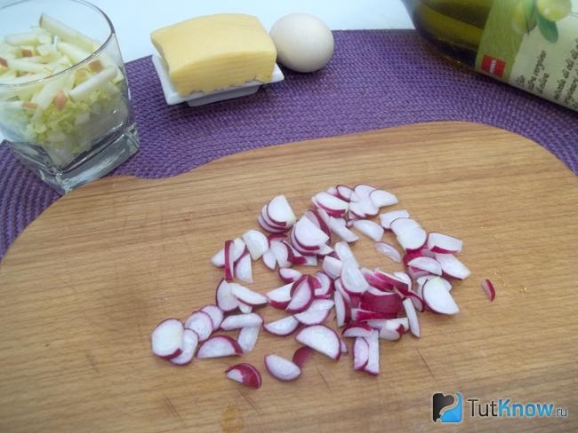 Редиска нарезана полукольцами