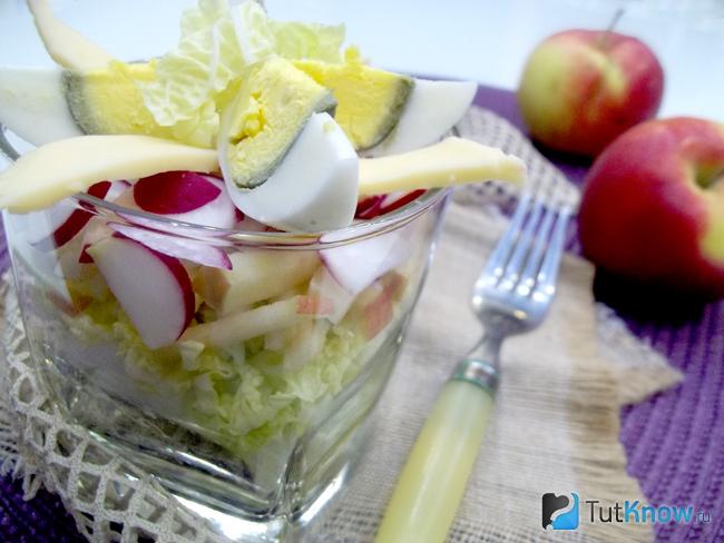 Готовый салат из пекинской капусты, редиски, яблок и сыра