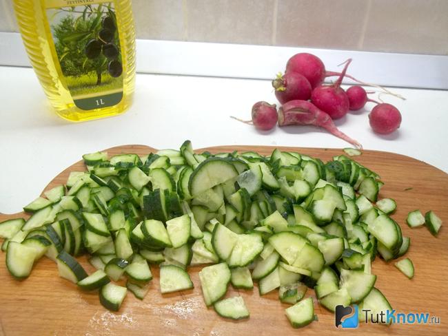 Огурцы нарезаны полукольцами