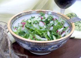 Салат из щавеля, капусты, огурцов и редиски