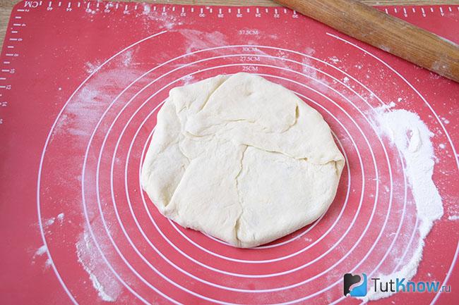 Лепёшка раскатана скалкой