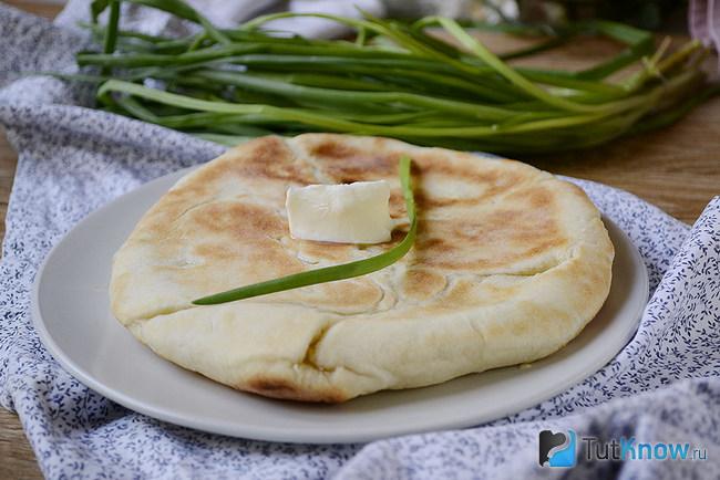Готовый хачапури подан к столу