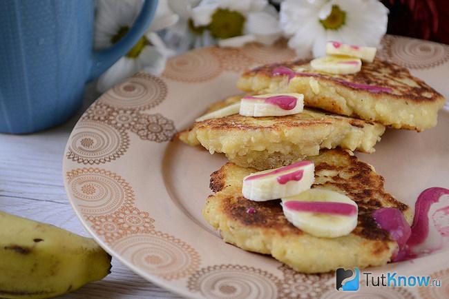 сырники с бананом и овсянкой рецепт. 1525983482 5. сырники с бананом и овсянкой рецепт фото. сырники с бананом и овсянкой рецепт-1525983482 5. картинка сырники с бананом и овсянкой рецепт. картинка 1525983482 5. Простые в приготовление, нежные и очень вкусные творожники, готовить будем как оладьи. Возможно вы так еще не готовили, а вот и зря. В таком варианте творожные оладьи не хуже классических сырников, а вот времени на приготовление и подготовку уходит гораздо меньше. Для рецепта используют овсяные хлопья быстрого приготовления мелкого помола. Бананы для творожников лучше всего взять переспевшие, те что с тёмными пятнами на кожуре. Они самые сладкие и ароматные.