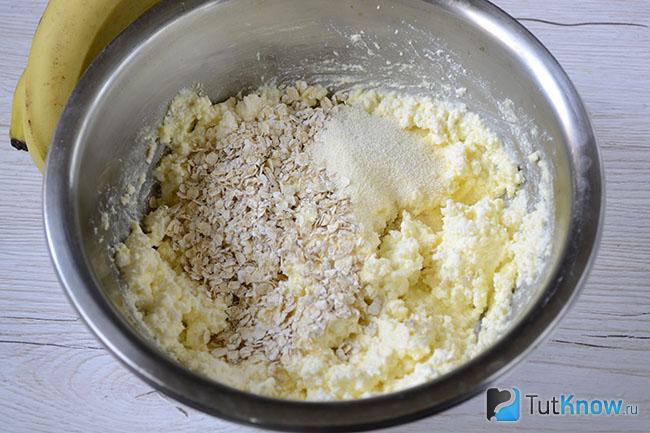 сырники с бананом и овсянкой рецепт. 1525983490 2. сырники с бананом и овсянкой рецепт фото. сырники с бананом и овсянкой рецепт-1525983490 2. картинка сырники с бананом и овсянкой рецепт. картинка 1525983490 2. Простые в приготовление, нежные и очень вкусные творожники, готовить будем как оладьи. Возможно вы так еще не готовили, а вот и зря. В таком варианте творожные оладьи не хуже классических сырников, а вот времени на приготовление и подготовку уходит гораздо меньше. Для рецепта используют овсяные хлопья быстрого приготовления мелкого помола. Бананы для творожников лучше всего взять переспевшие, те что с тёмными пятнами на кожуре. Они самые сладкие и ароматные.
