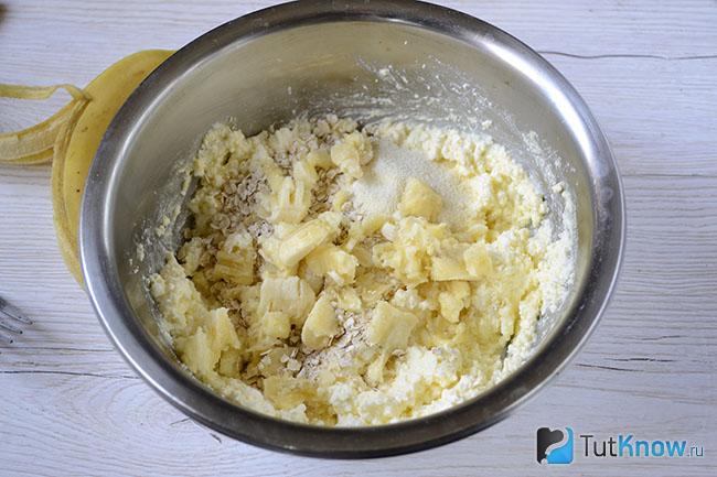сырники с бананом и овсянкой рецепт. 1525983534 3. сырники с бананом и овсянкой рецепт фото. сырники с бананом и овсянкой рецепт-1525983534 3. картинка сырники с бананом и овсянкой рецепт. картинка 1525983534 3. Простые в приготовление, нежные и очень вкусные творожники, готовить будем как оладьи. Возможно вы так еще не готовили, а вот и зря. В таком варианте творожные оладьи не хуже классических сырников, а вот времени на приготовление и подготовку уходит гораздо меньше. Для рецепта используют овсяные хлопья быстрого приготовления мелкого помола. Бананы для творожников лучше всего взять переспевшие, те что с тёмными пятнами на кожуре. Они самые сладкие и ароматные.