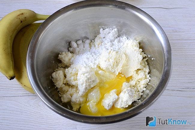 сырники с бананом и овсянкой рецепт. 1525983542 1. сырники с бананом и овсянкой рецепт фото. сырники с бананом и овсянкой рецепт-1525983542 1. картинка сырники с бананом и овсянкой рецепт. картинка 1525983542 1. Простые в приготовление, нежные и очень вкусные творожники, готовить будем как оладьи. Возможно вы так еще не готовили, а вот и зря. В таком варианте творожные оладьи не хуже классических сырников, а вот времени на приготовление и подготовку уходит гораздо меньше. Для рецепта используют овсяные хлопья быстрого приготовления мелкого помола. Бананы для творожников лучше всего взять переспевшие, те что с тёмными пятнами на кожуре. Они самые сладкие и ароматные.
