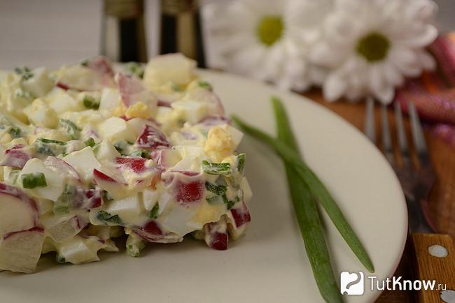 Порция салата из редиса, яйца и зелени