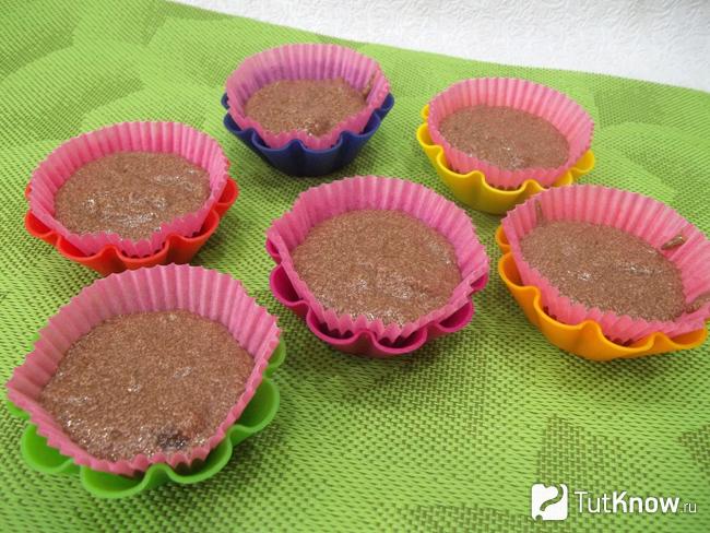 Тесто разлито по формочкам для выпечки