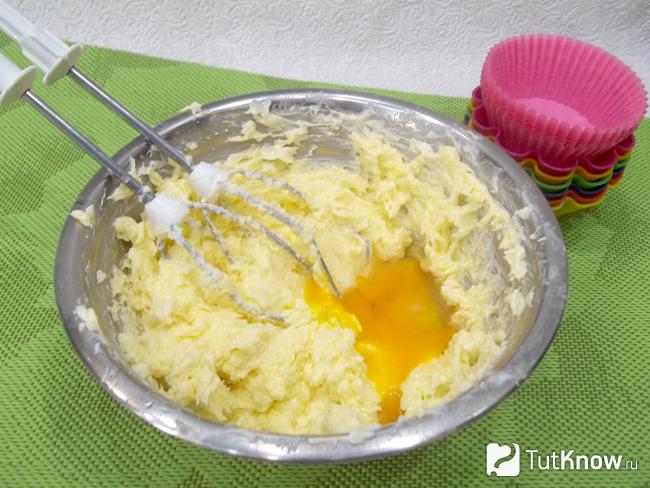 Сливочное масло с сахаром взбито миксером и добавлены яйца