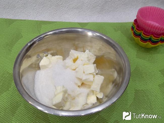 Сливочное масло соединено с сахаром