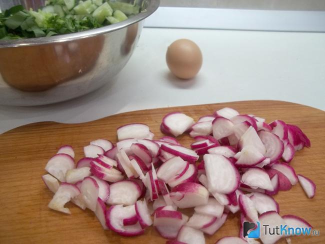Редис нарезан полукольцами