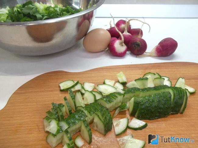 Огурцы нарезаны полукольцами
