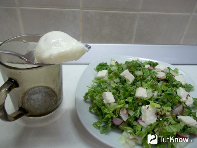 На салат из пекинской капусты с брынзой выложено яйцом-пашот