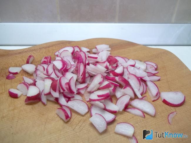 Редиска нарезана полукольцами