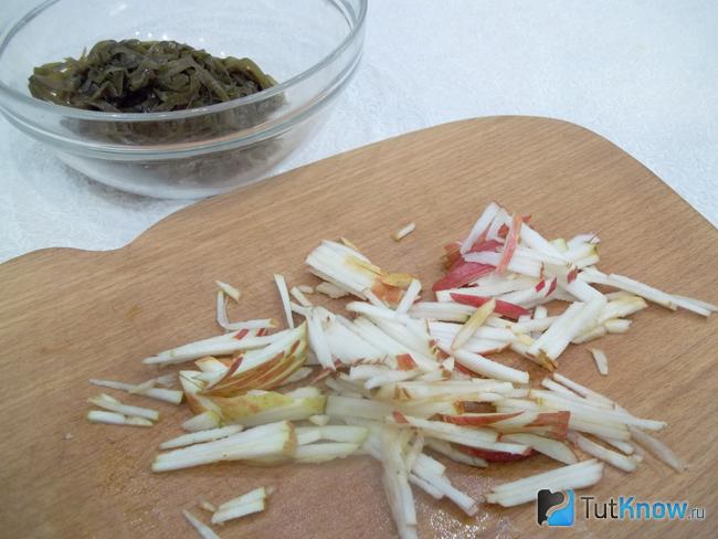 Яблоко нарезано соломкой