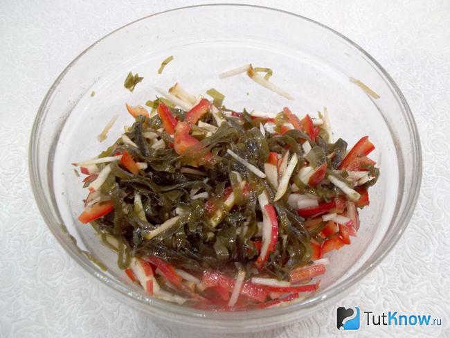 Салат из морской капусты со сладким перцем и яблоком заправлен маслом