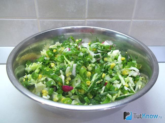 Готовый салат из черемши и кукурузы