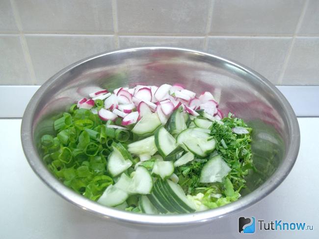 Огурцы и редиска нарезаны полукольцами