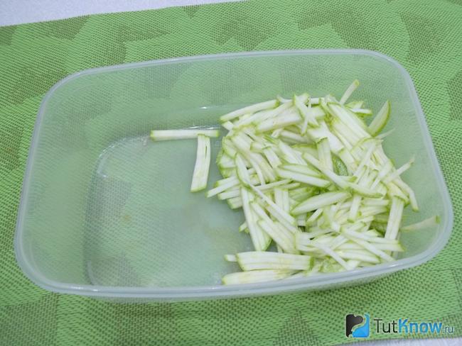 Кабачки нарезаны соломкой