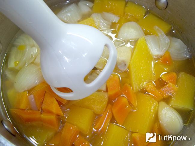 Тыква, морковь и лук отварены и измельчены блендером