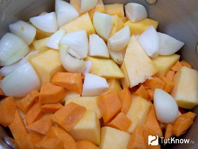 Тыква, морковь и лук нарезаны кубиками и сложены в кастрюлю