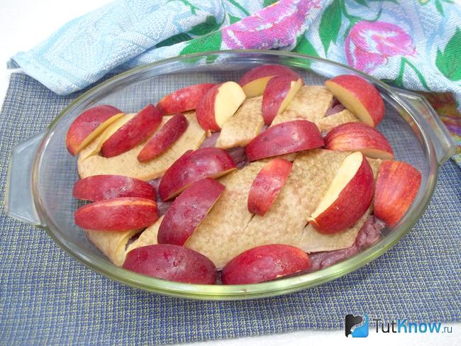 Яблоки нарезаны дольками и добавлены в форму для выпечки к утке