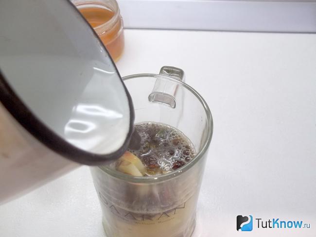 Все продукты залиты горячей водой