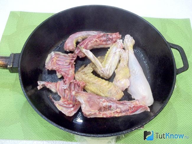курица тушеная с помидором и перцем. 1526490007 3. курица тушеная с помидором и перцем фото. курица тушеная с помидором и перцем-1526490007 3. картинка курица тушеная с помидором и перцем. картинка 1526490007 3. В качестве куриной основы можно брать целую тушку или отдельные ее части. Подойдут крылышки, бедрышки, голени. В любом случае кушанье будет нежное и сытное. Овощи получаются сочные, а курочка мягкой, пропитанной ароматами перца и специй. На дне сковороды из овощей выделяется вкусный куриный и овощной соус, который великолепно подойдет к любому гарниру. Хотя блюдо получается само по себе очень сытным, поэтому его можно подавать и без гарнира. Отмечу, что даже вне летнего сезона, такое кушанье можете приготовить из замороженных овощей. Сладкий болгарский перец и помидоры прекрасно поддаются заморозке. Это позволит делать подобное рагу круглый год.
