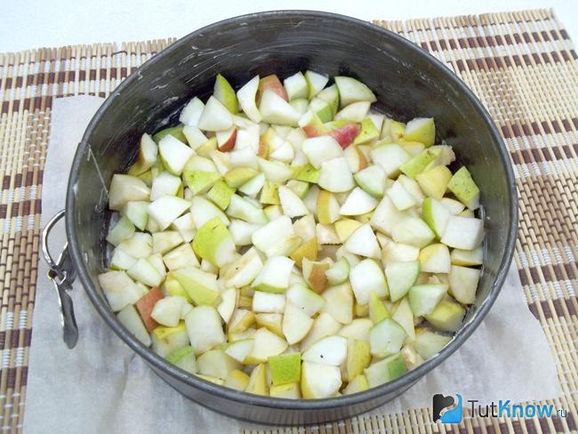 В форму для выпечки сложена груши нарезанные кубиками