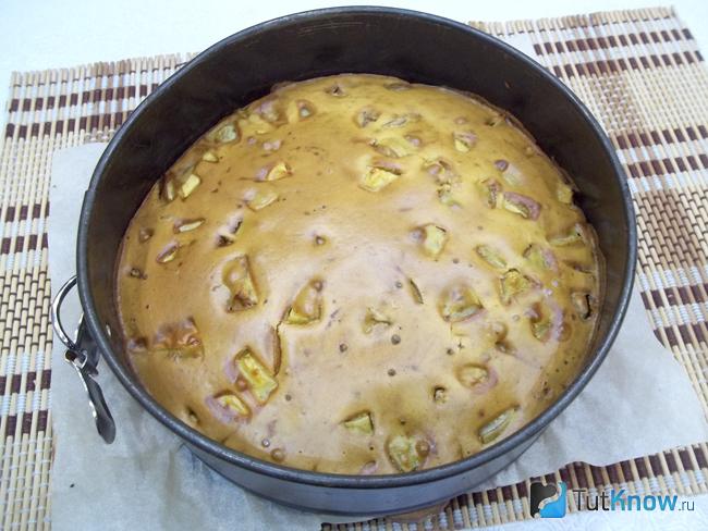 Готовая шарлотка с грушами